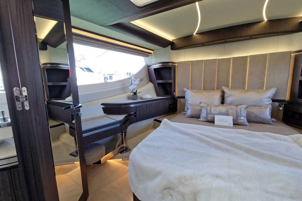 Galeon 560 Fly Interior image 11