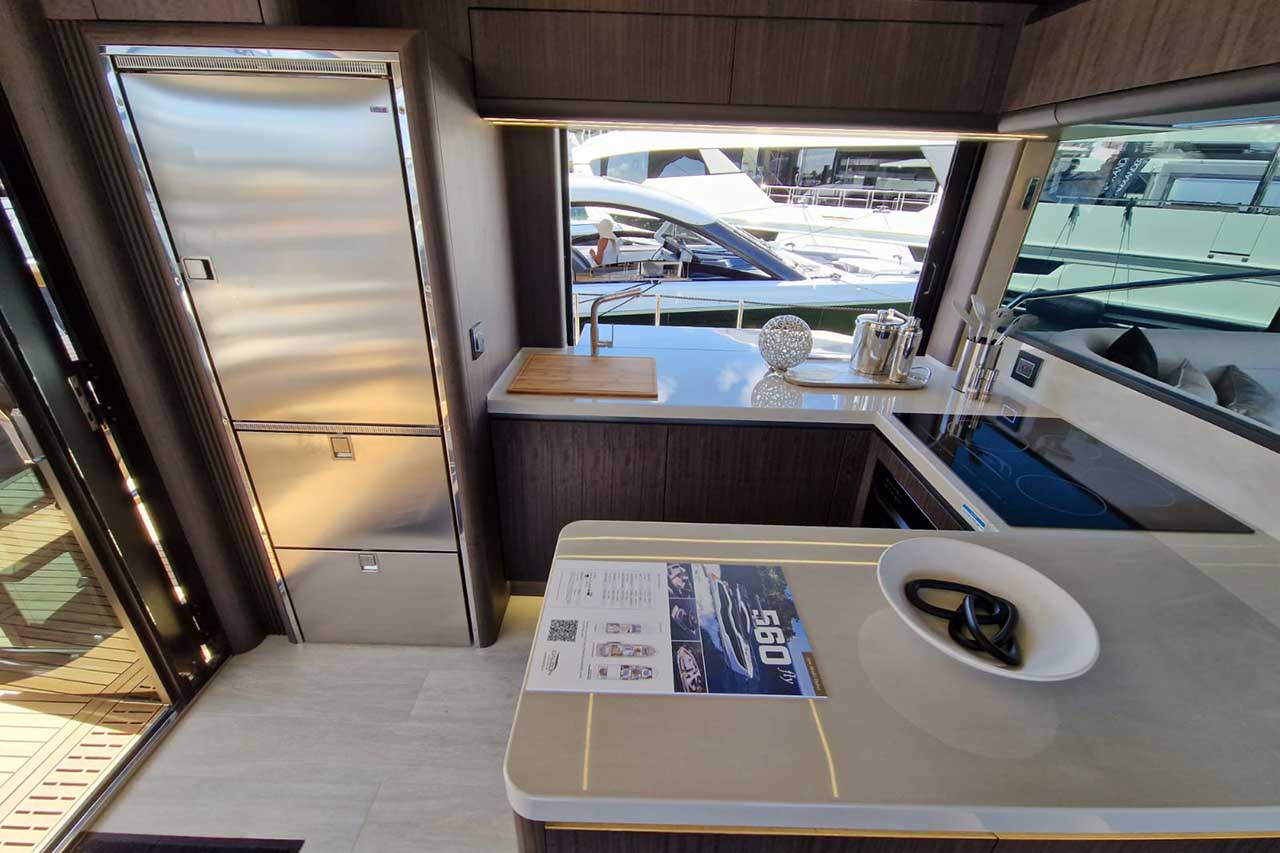 Galeon 560 Fly Interior image 21