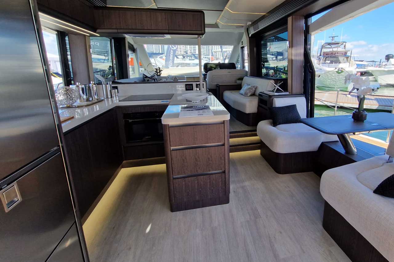 Galeon 560 Fly Interior image 22