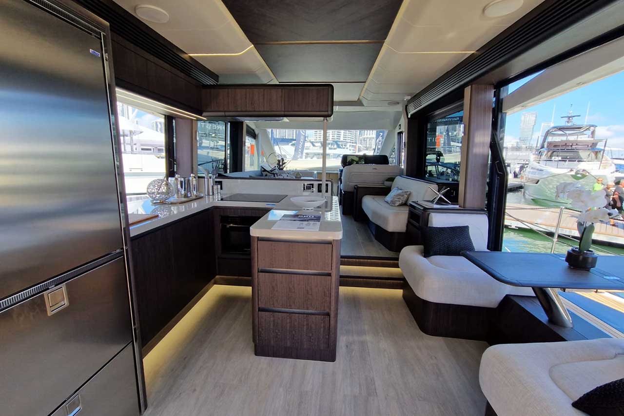 Galeon 560 Fly Interior image 23