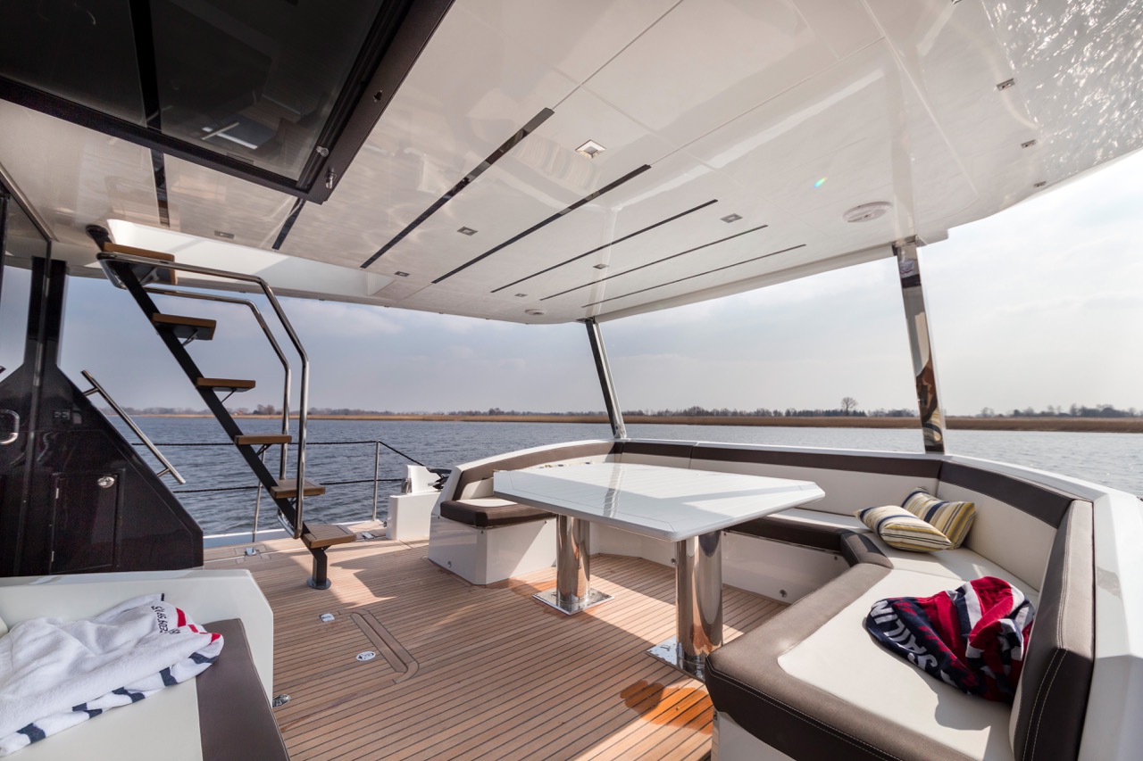 Galeon 640 FLY Cockpit image 1