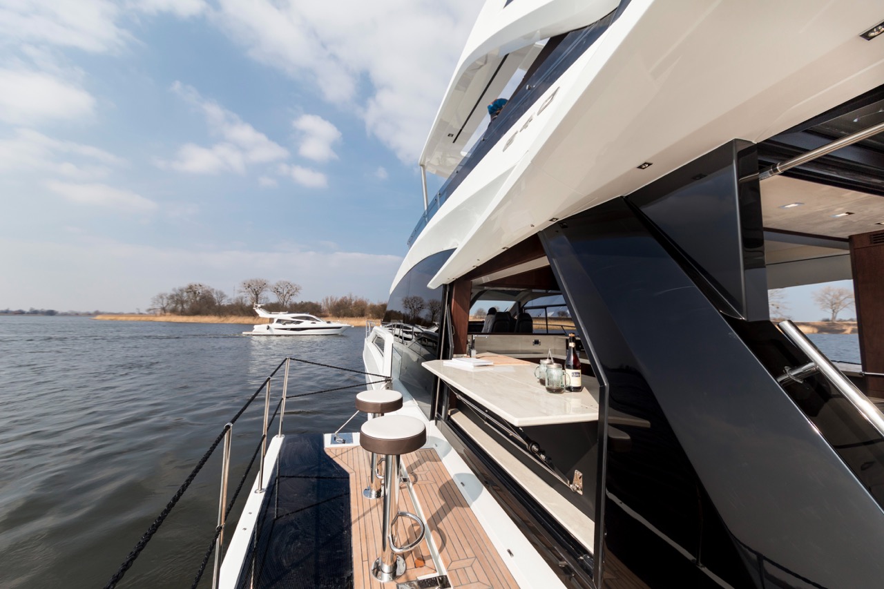 Galeon 640 FLY Cockpit image 2