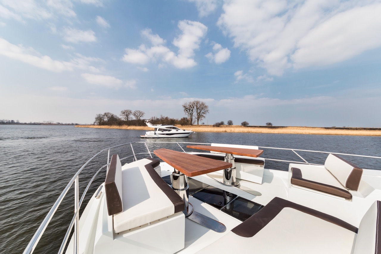 Galeon 640 FLY Cockpit image 4
