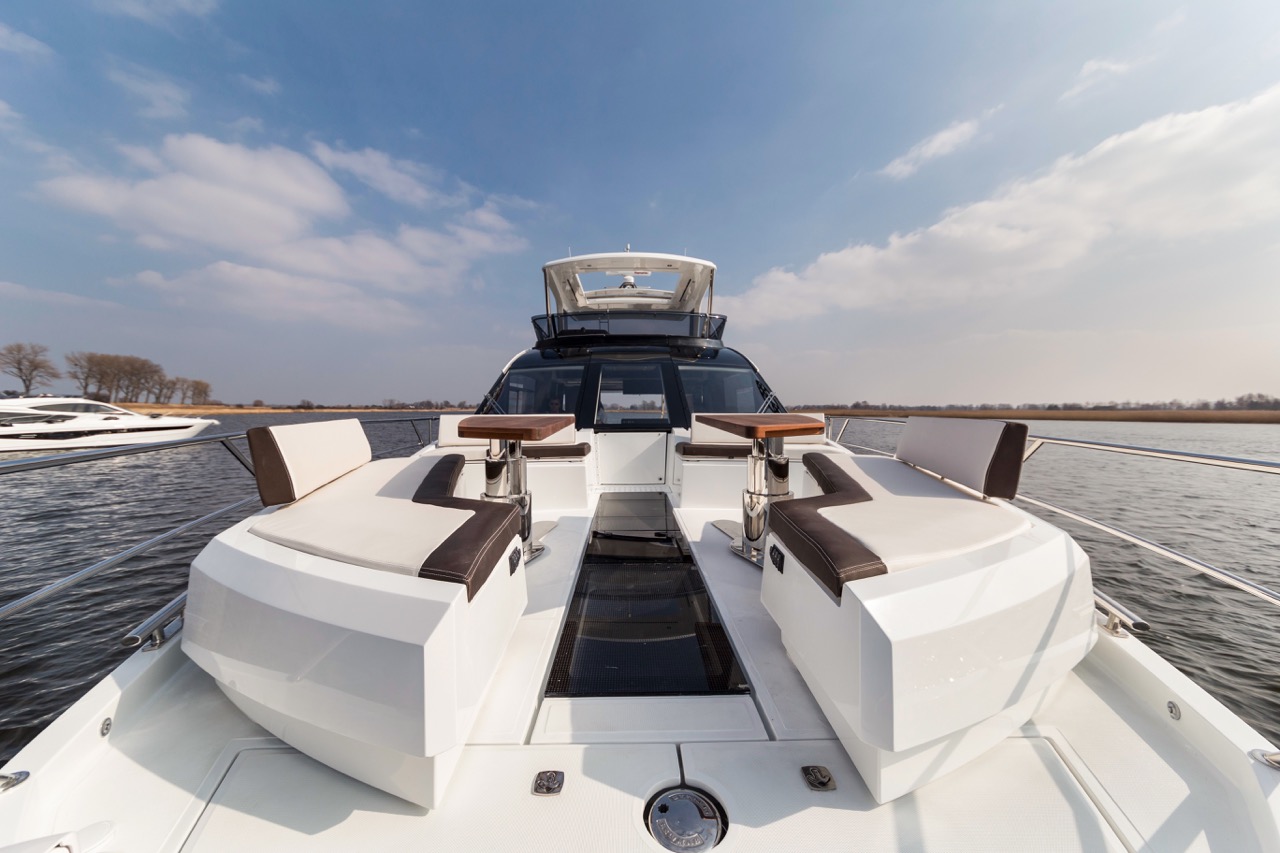 Galeon 640 FLY Cockpit image 5