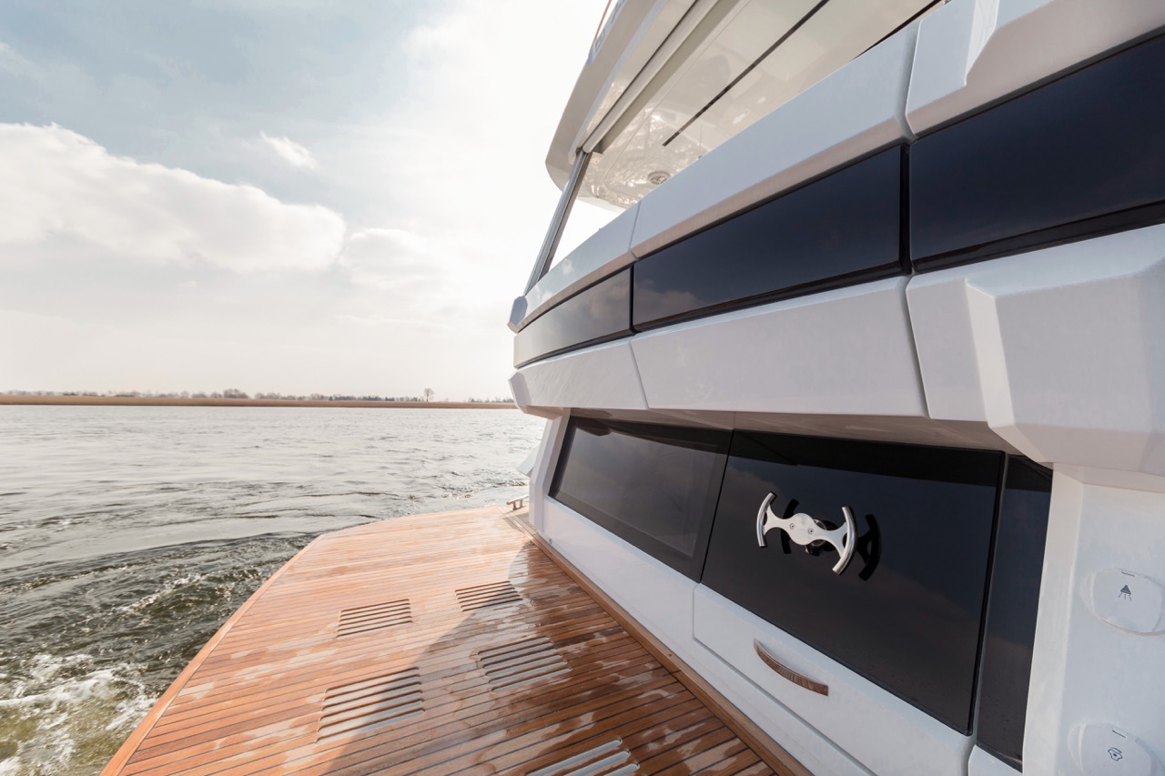 Galeon 640 FLY Cockpit image 6