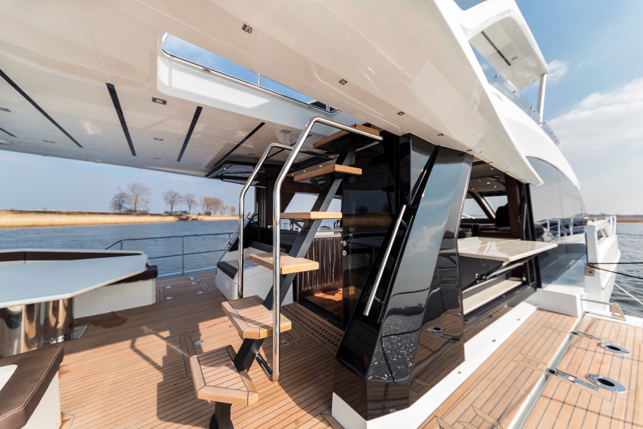 Galeon 640 FLY Cockpit image 7