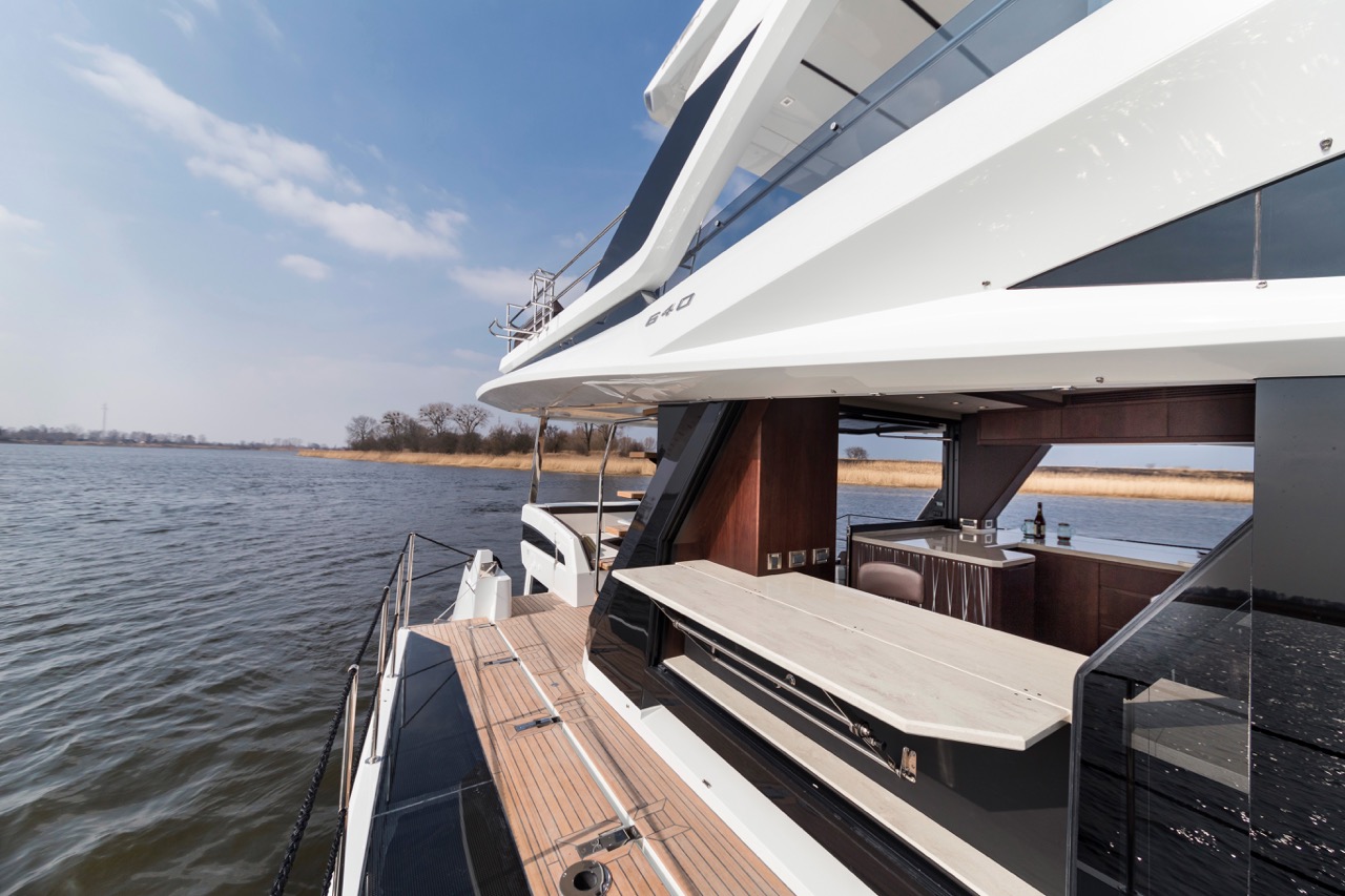 Galeon 640 FLY Cockpit image 8