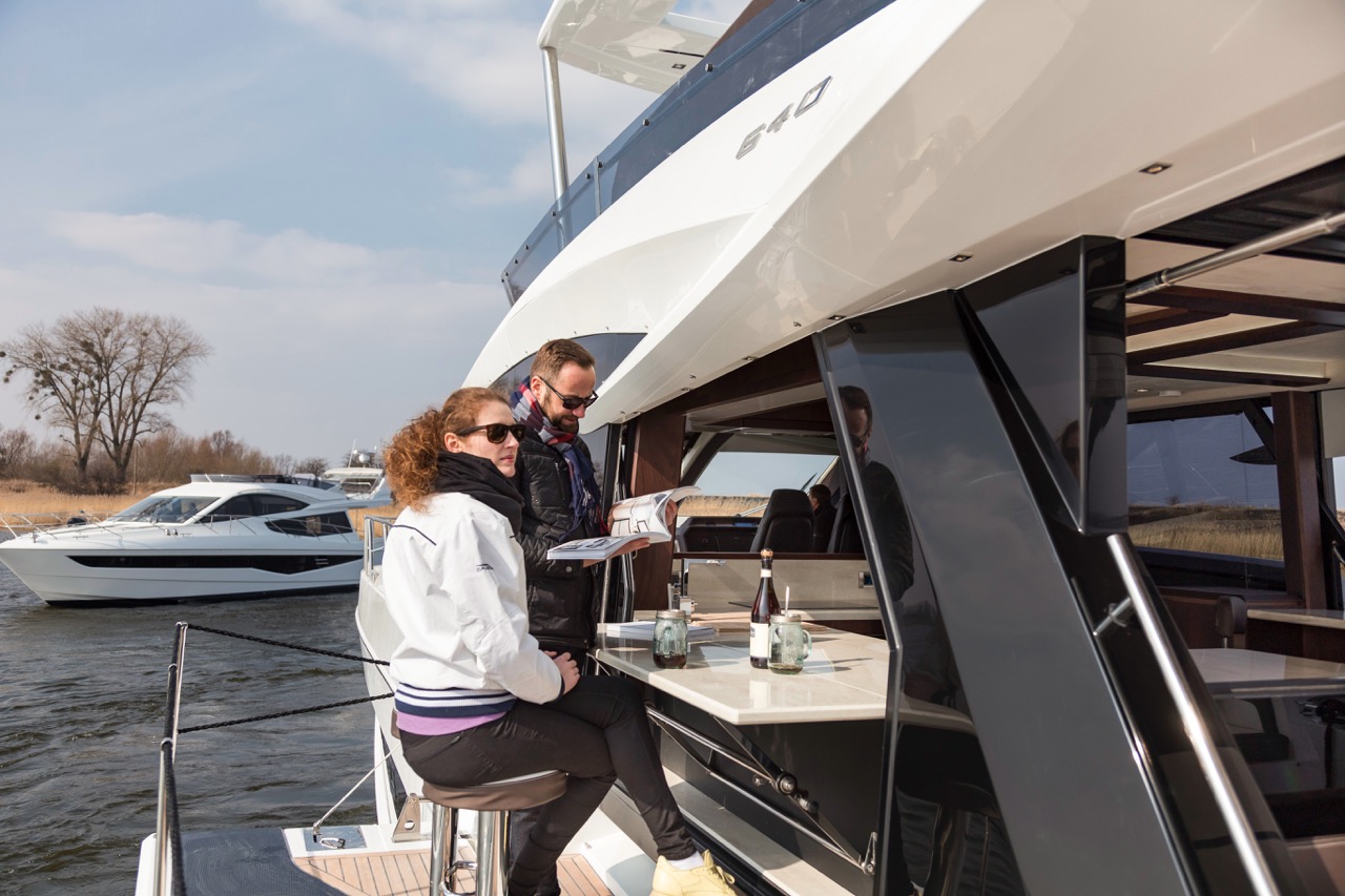 Galeon 640 FLY Cockpit image 9