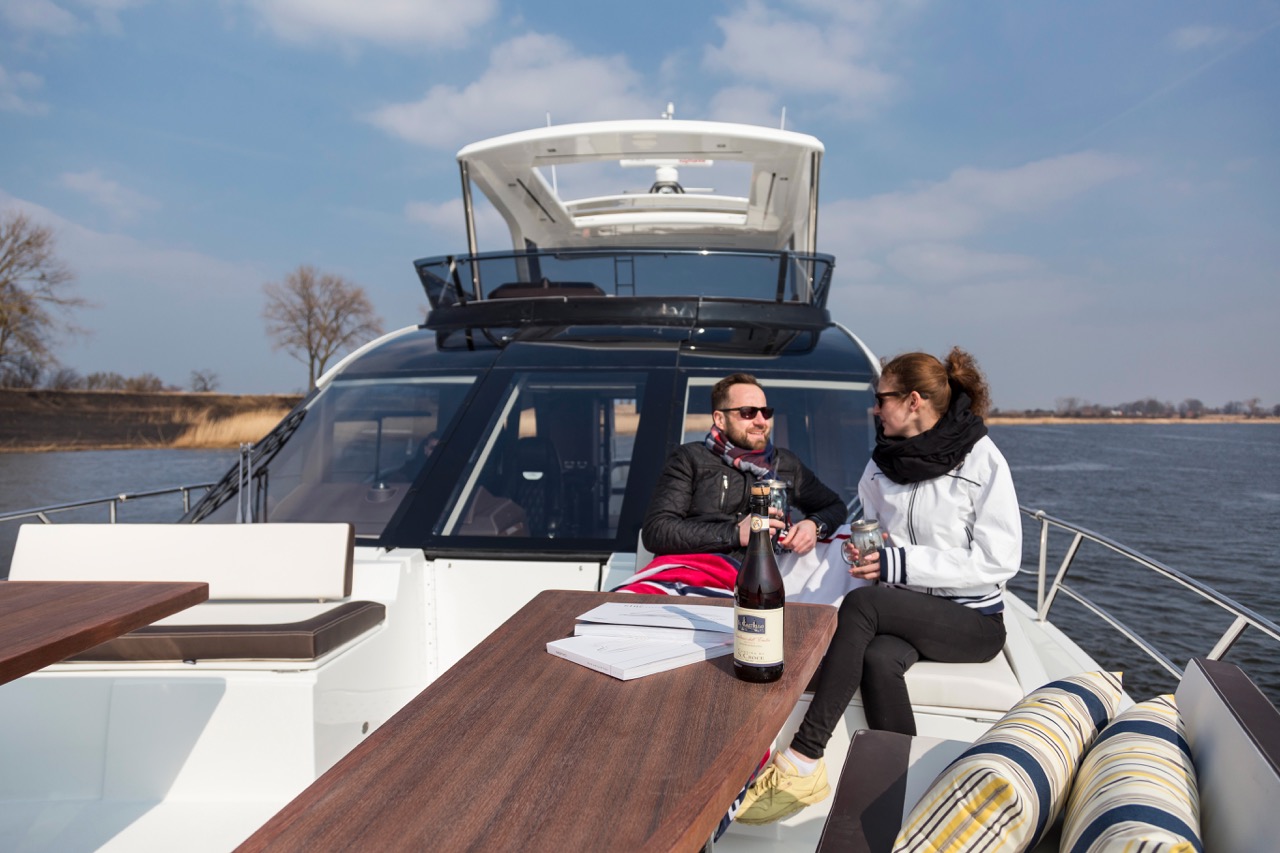 Galeon 640 FLY Cockpit image 10