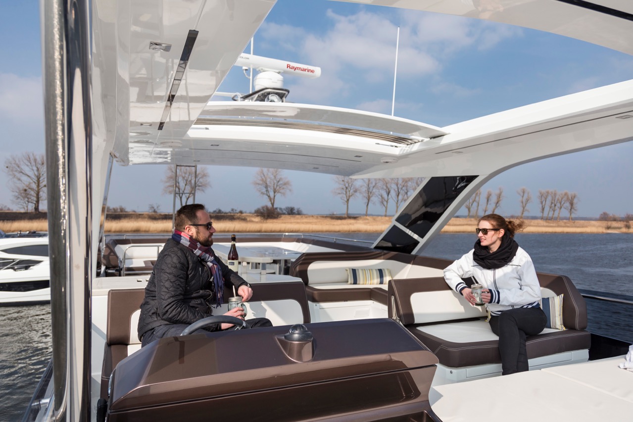 Galeon 640 FLY Cockpit image 11