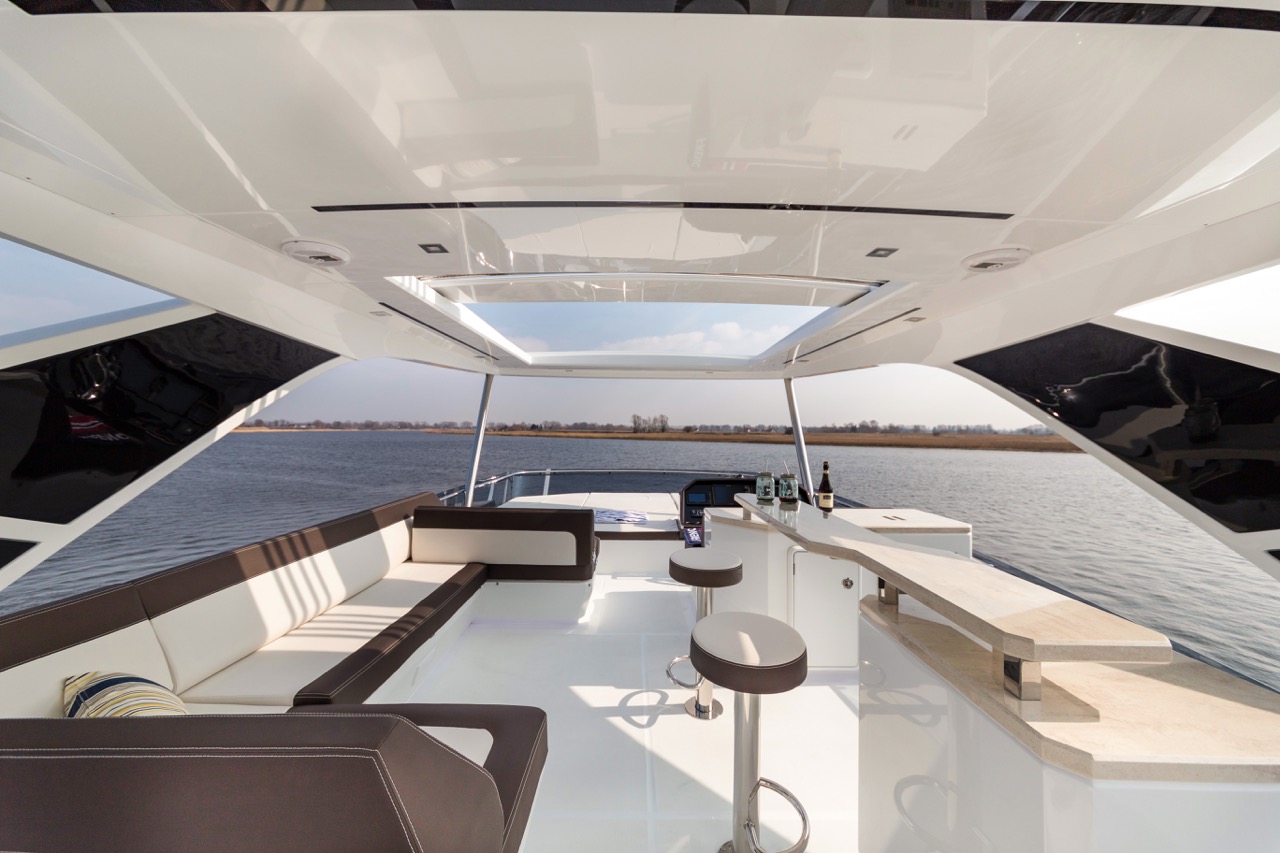 Galeon 640 FLY Cockpit image 13