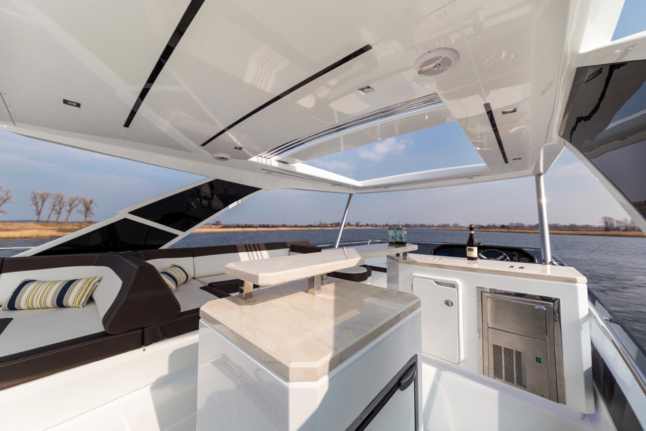 Galeon 640 FLY Cockpit image 14