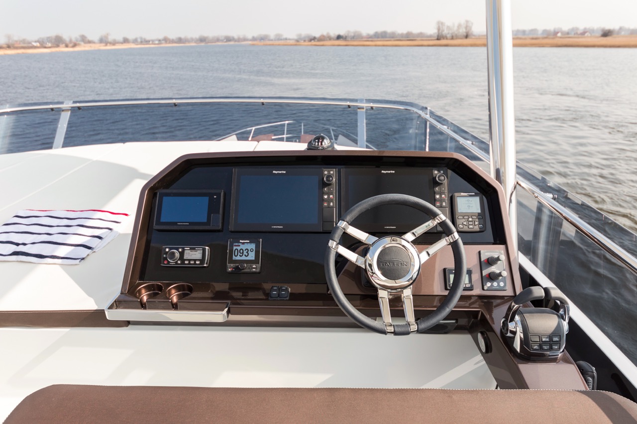 Galeon 640 FLY Cockpit image 15