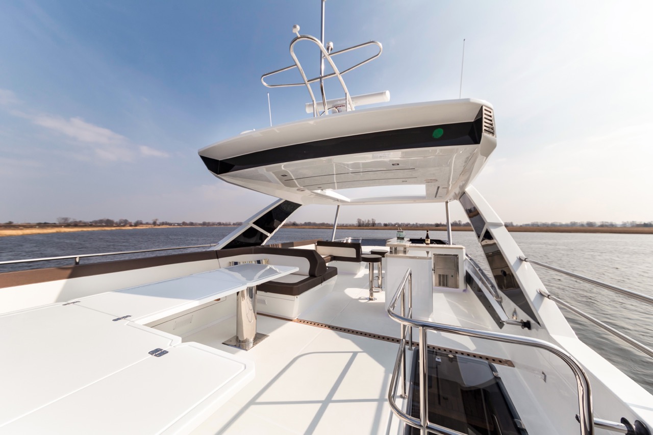 Galeon 640 FLY Cockpit image 16