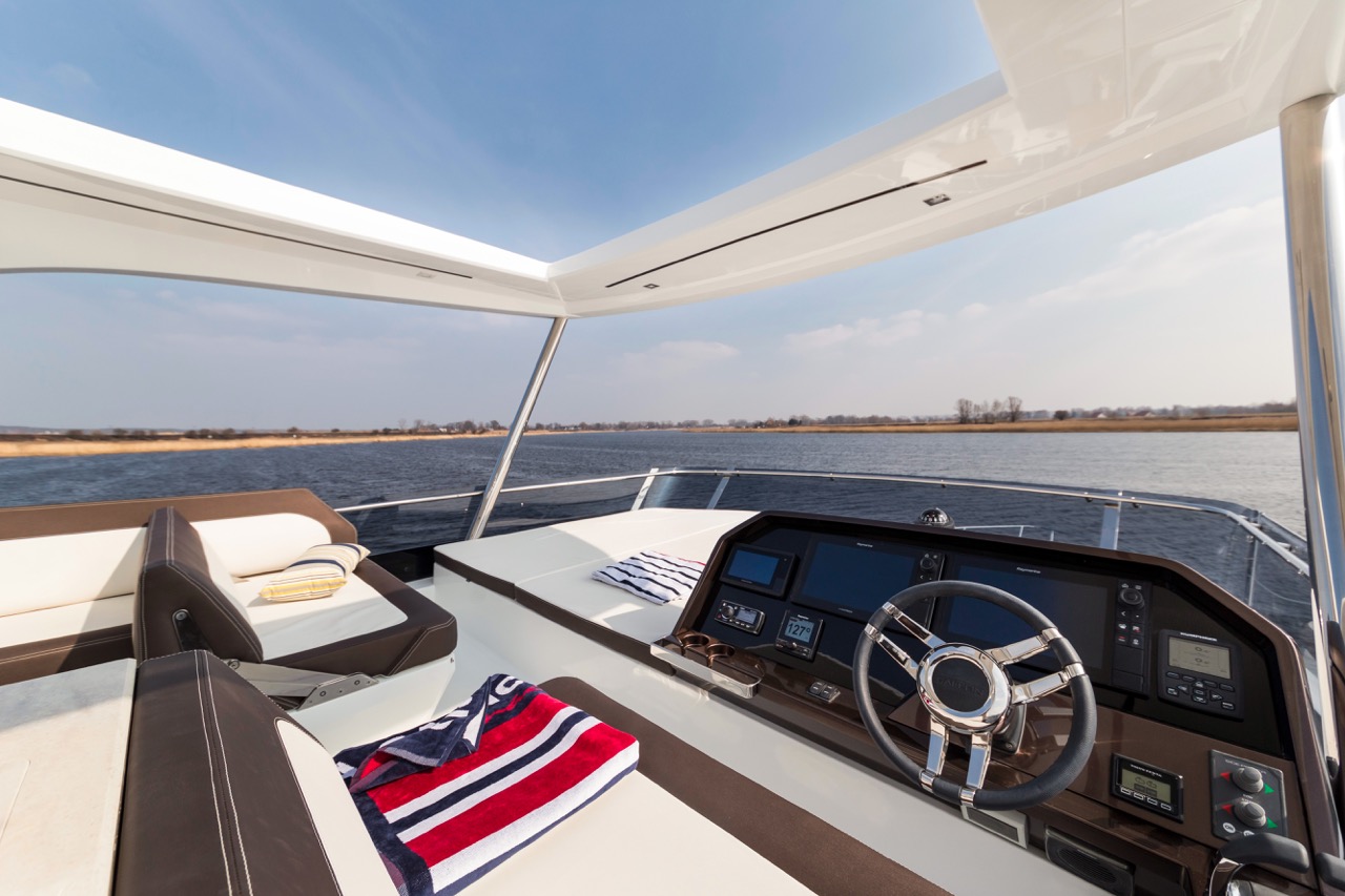 Galeon 640 FLY Cockpit image 17