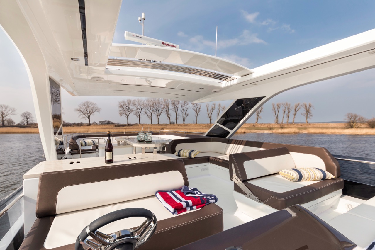 Galeon 640 FLY Cockpit image 18