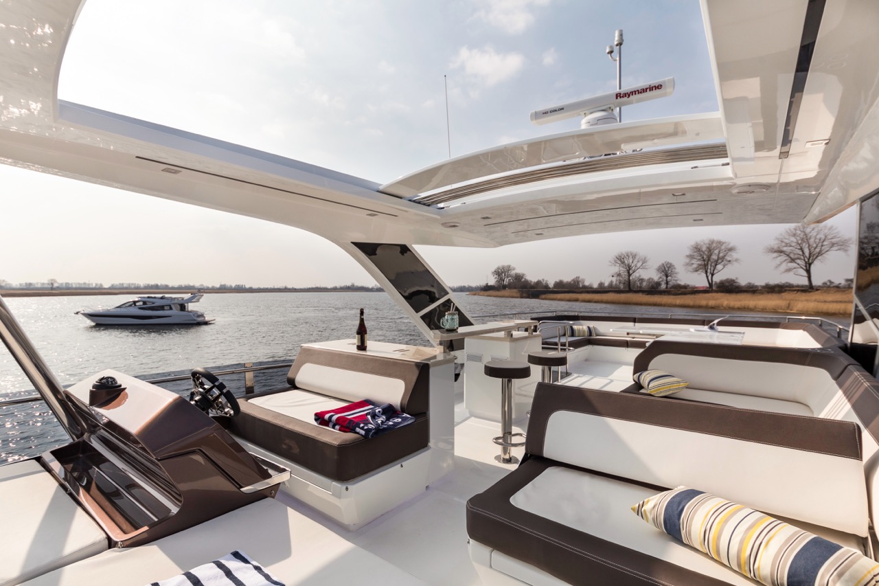 Galeon 640 FLY Cockpit image 19