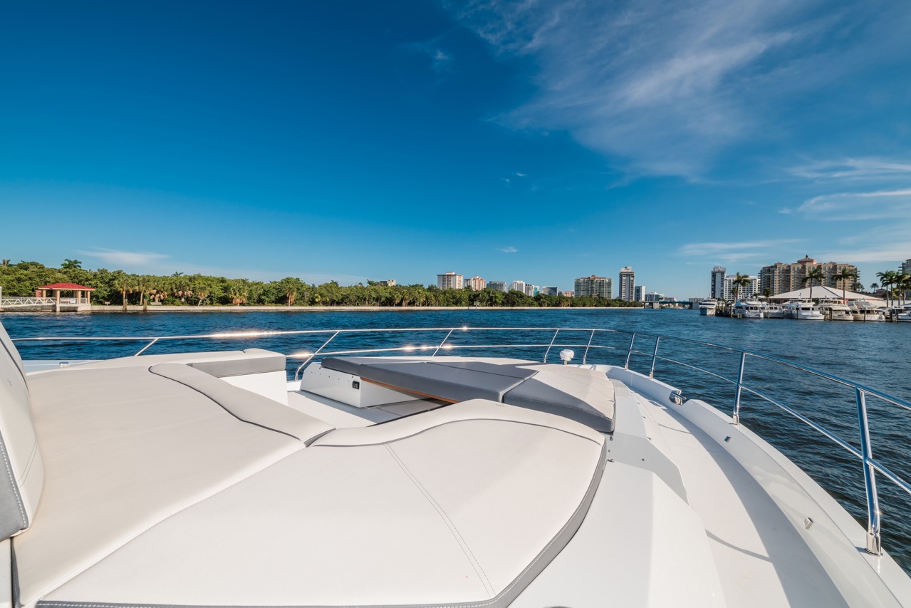 Galeon 680 FLY Cockpit image 4