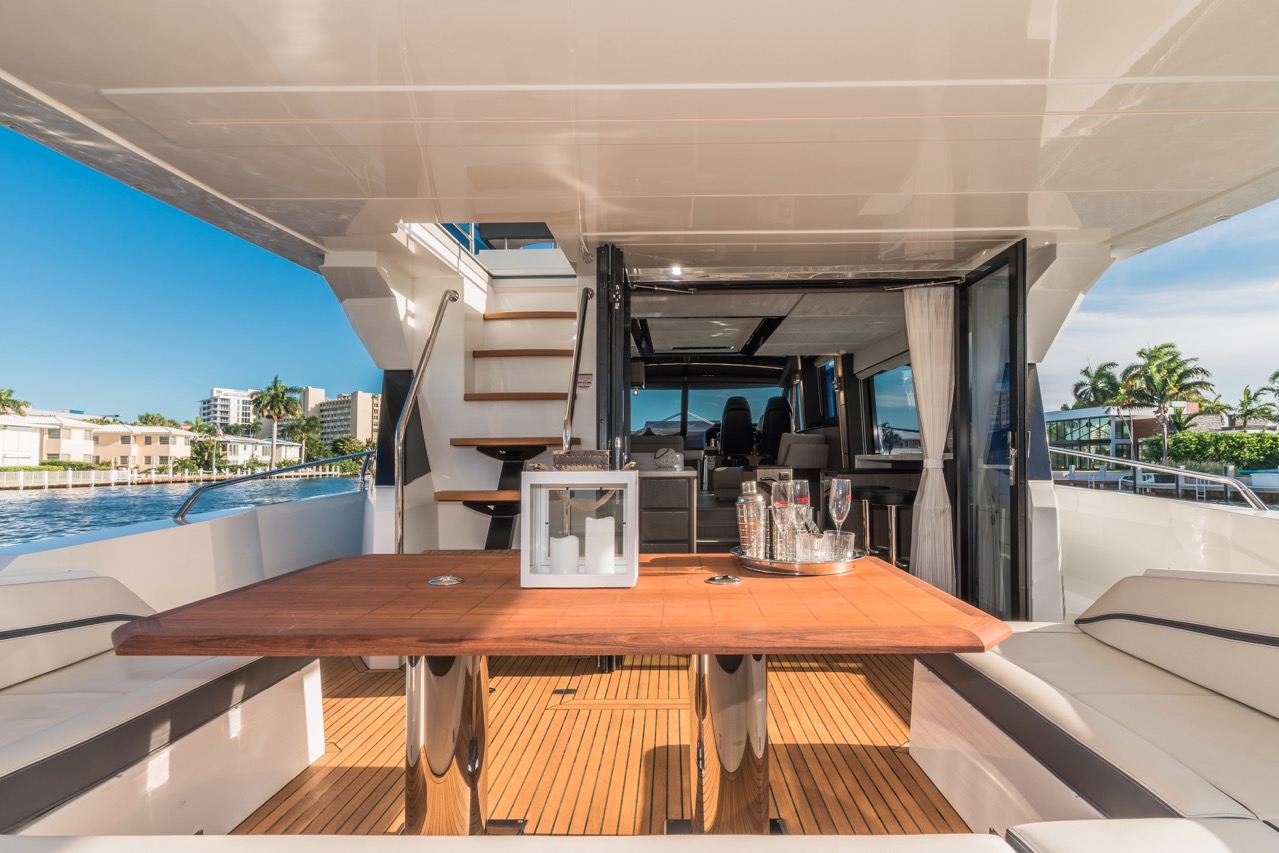 Galeon 680 FLY Cockpit image 6