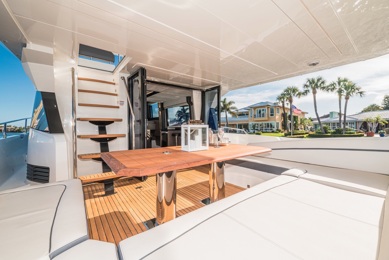 Galeon 680 FLY Cockpit image 7