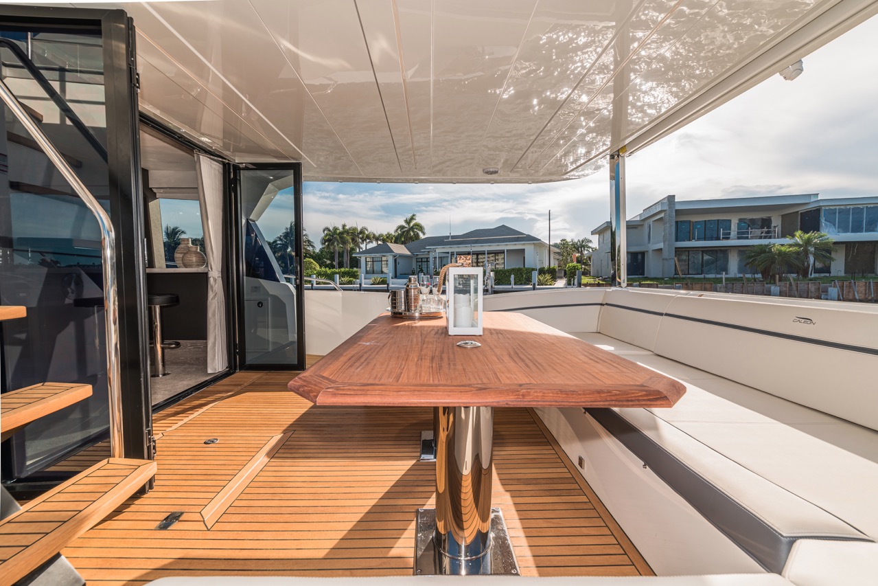 Galeon 680 FLY Cockpit image 8