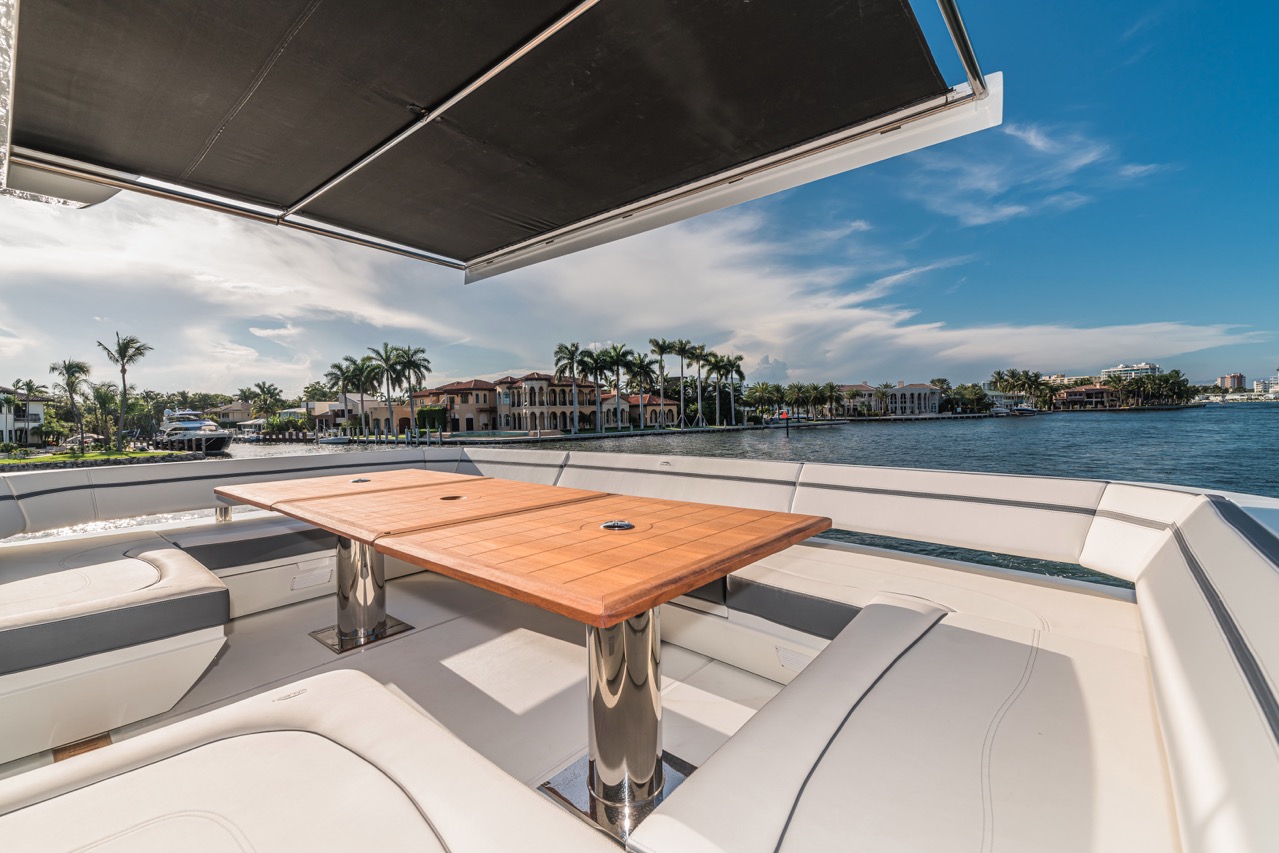 Galeon 680 FLY Cockpit image 10