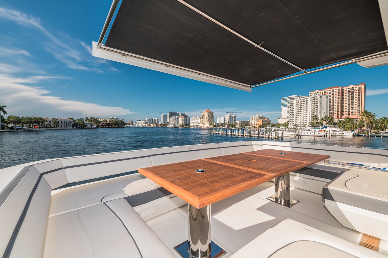 Galeon 680 FLY Cockpit image 11