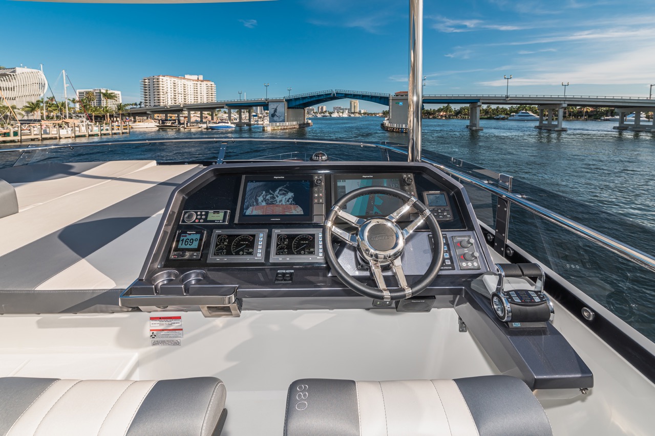 Galeon 680 FLY Cockpit image 12
