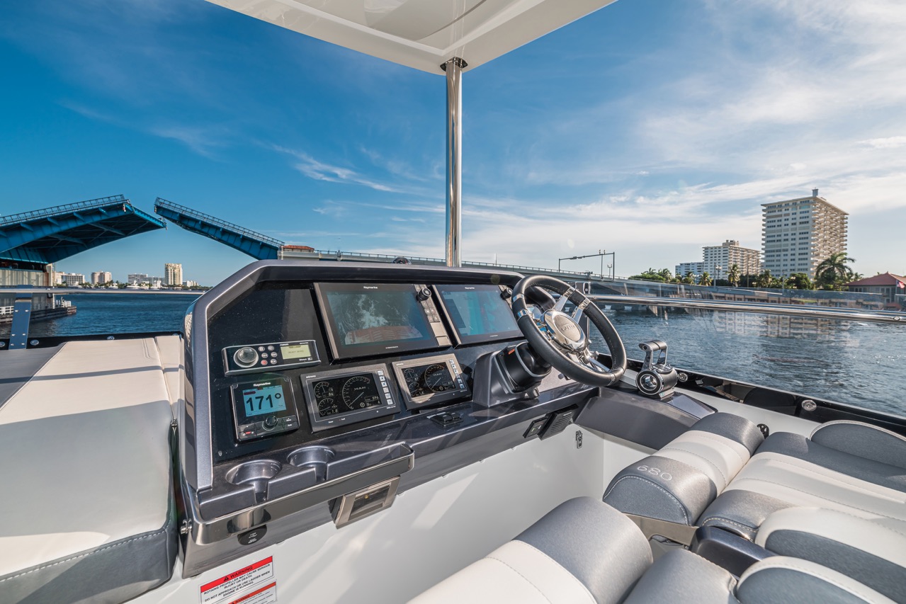 Galeon 680 FLY Cockpit image 13