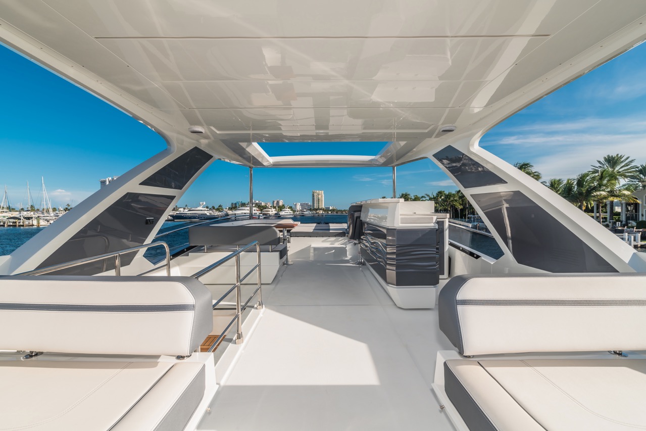 Galeon 680 FLY Cockpit image 14