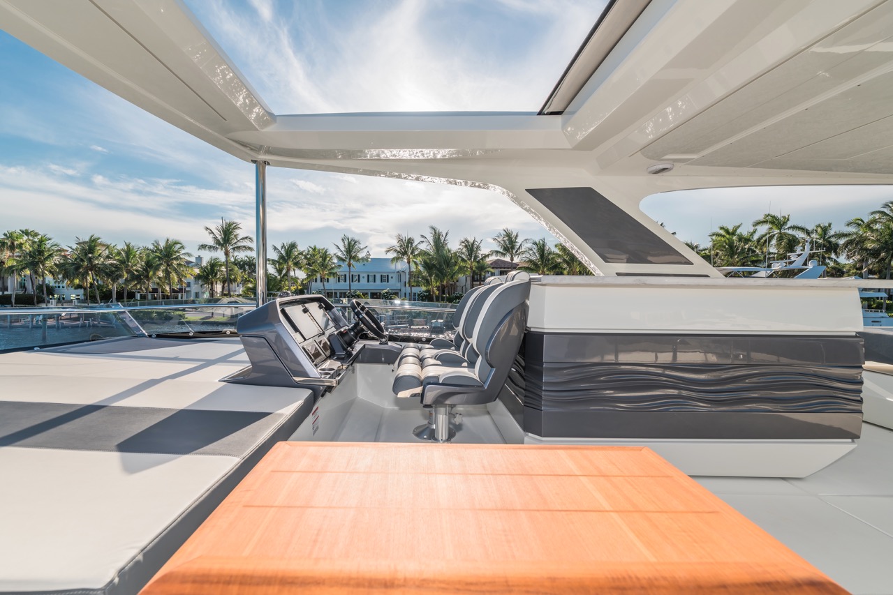 Galeon 680 FLY Cockpit image 17