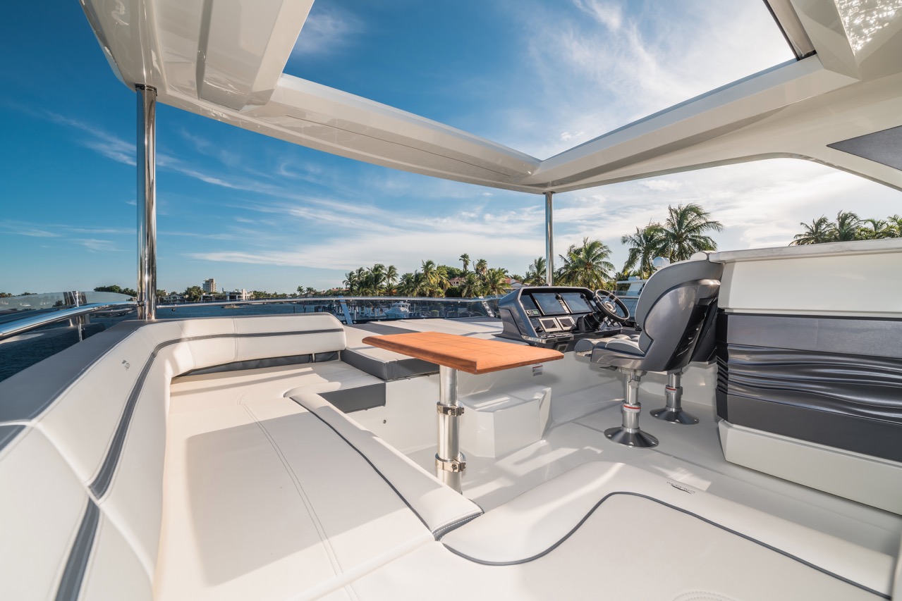 Galeon 680 FLY Cockpit image 18