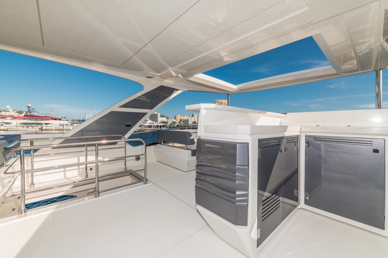 Galeon 680 FLY Cockpit image 19