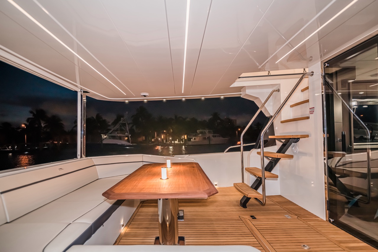 Galeon 680 FLY Cockpit image 25