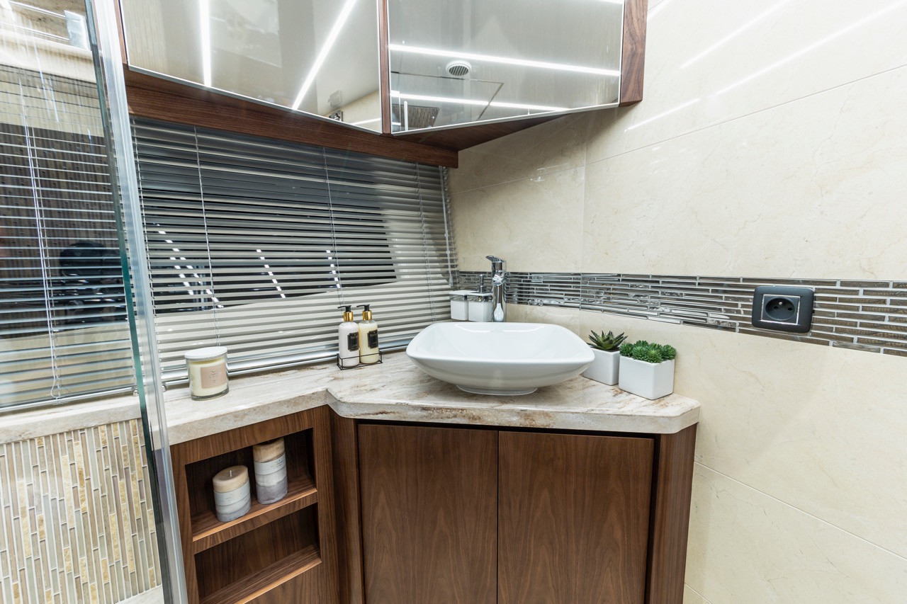 Galeon 680 FLY Internal image 7
