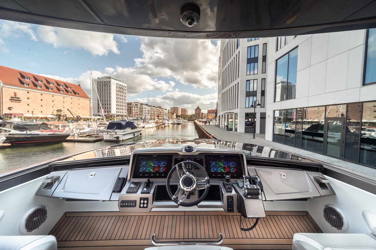 Galeon 700 SKYDECK Cockpit image 1