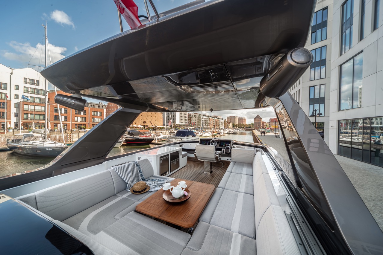 Galeon 700 SKYDECK Cockpit image 2