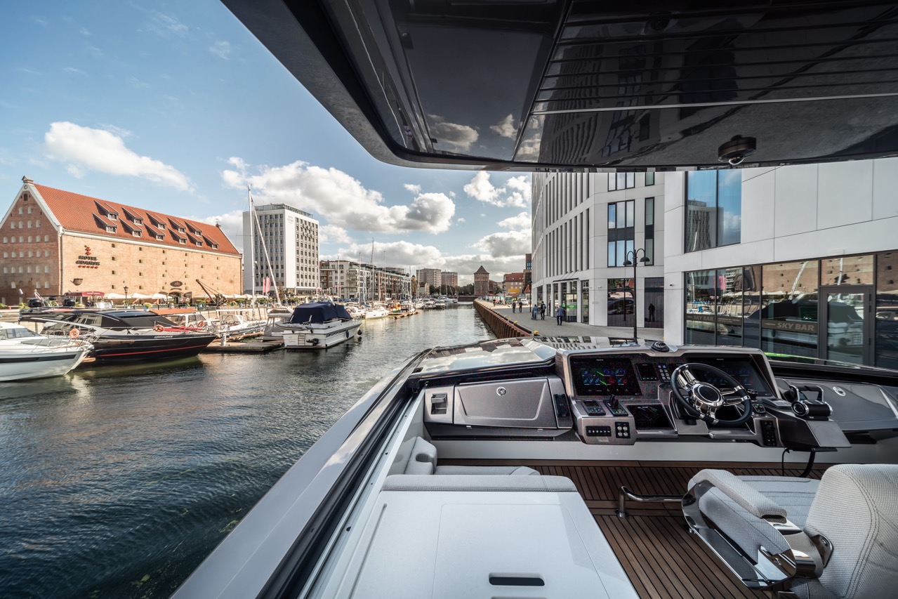 Galeon 700 SKYDECK Cockpit image 3