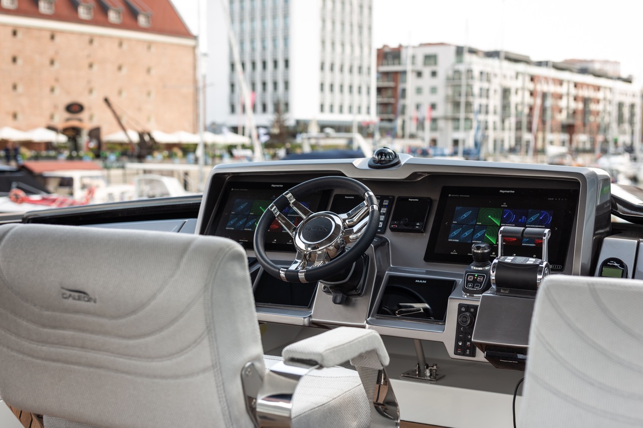 Galeon 700 SKYDECK Cockpit image 4