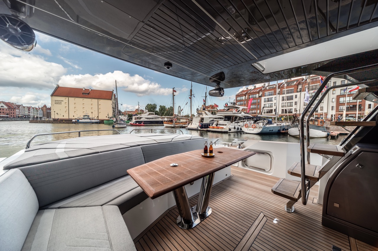 Galeon 700 SKYDECK Cockpit image 5