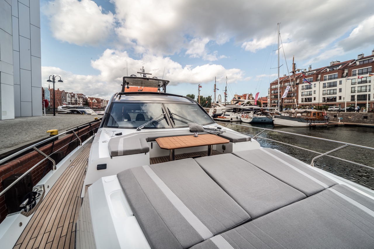 Galeon 700 SKYDECK Cockpit image 6