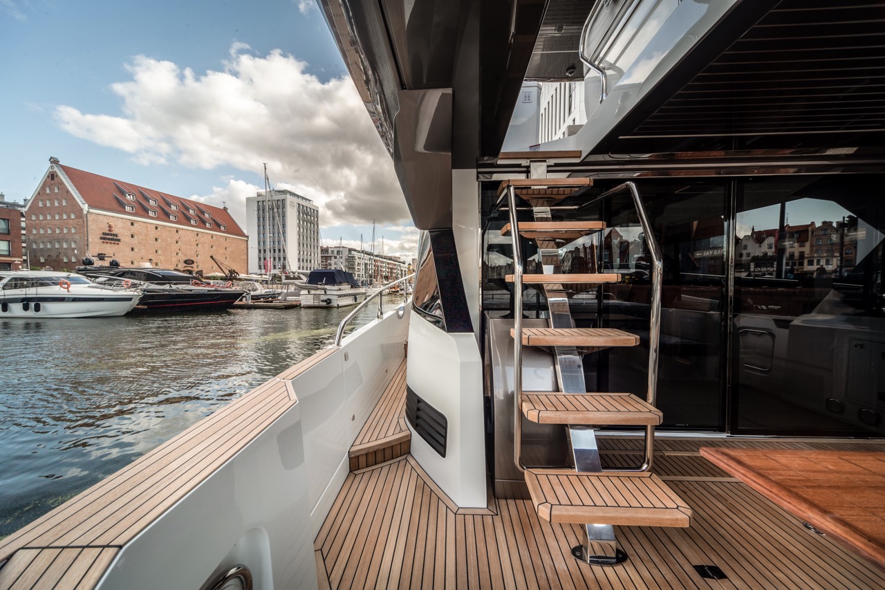 Galeon 700 SKYDECK Cockpit image 7