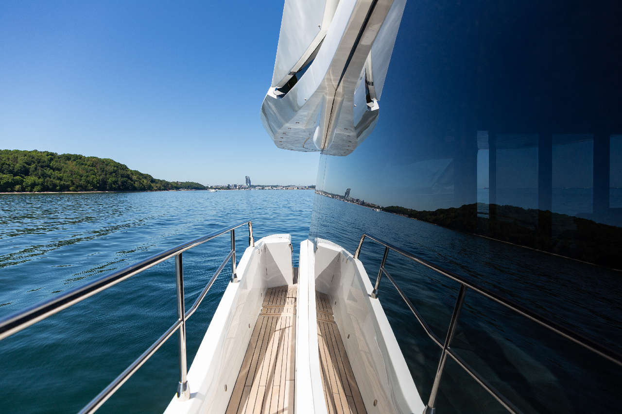 Galeon 800 FLY Cockpit image 1