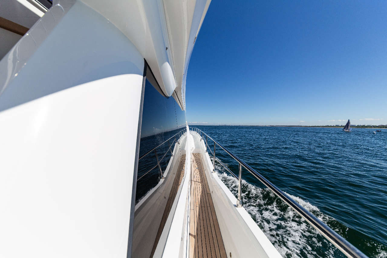 Galeon 800 FLY Cockpit image 2