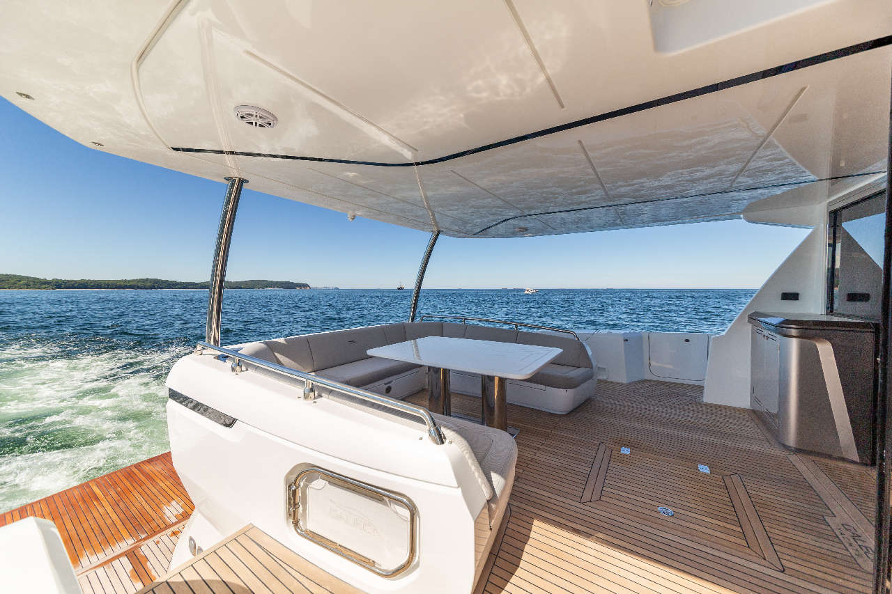 Galeon 800 FLY Cockpit image 3