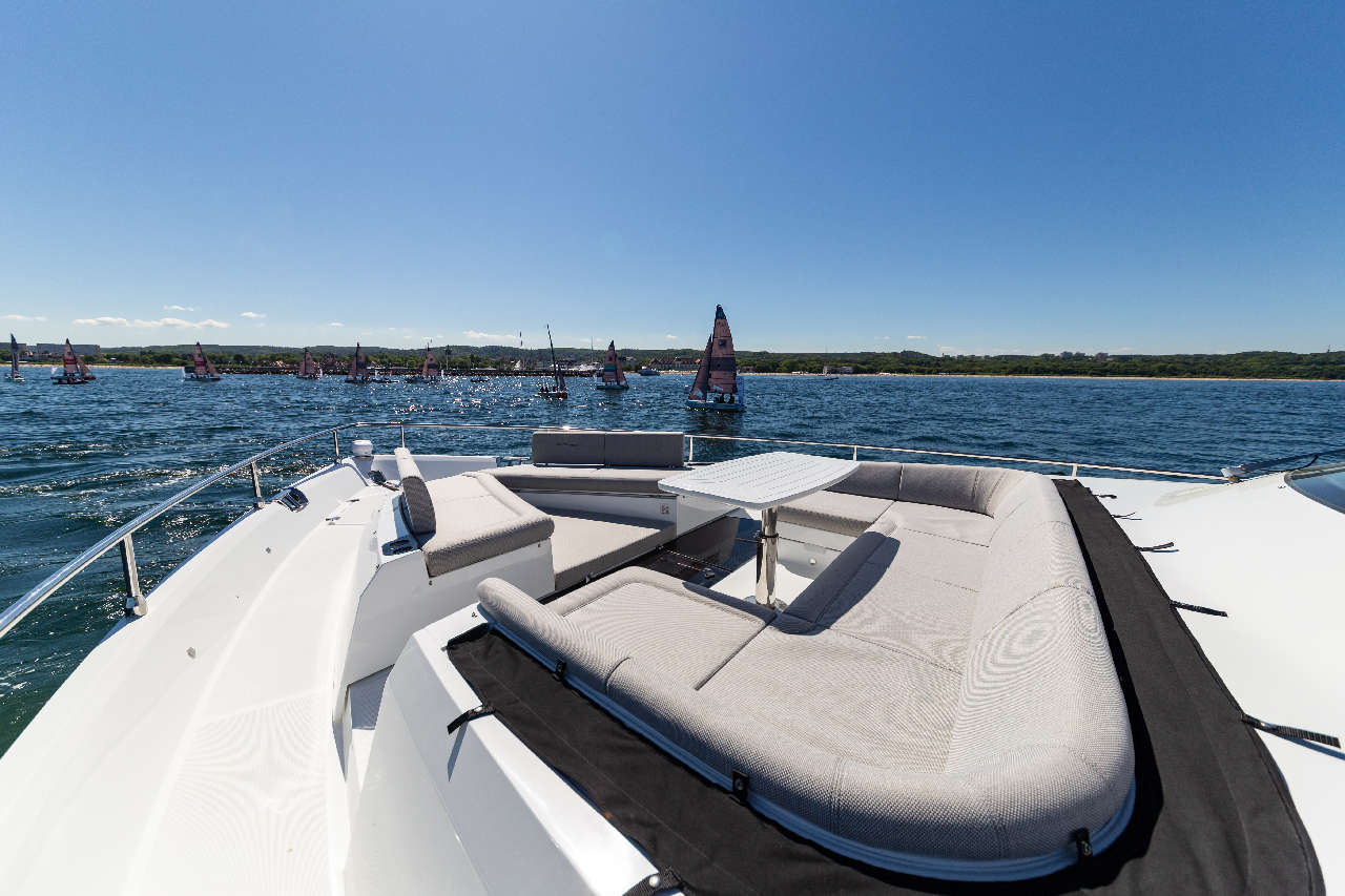 Galeon 800 FLY Cockpit image 4
