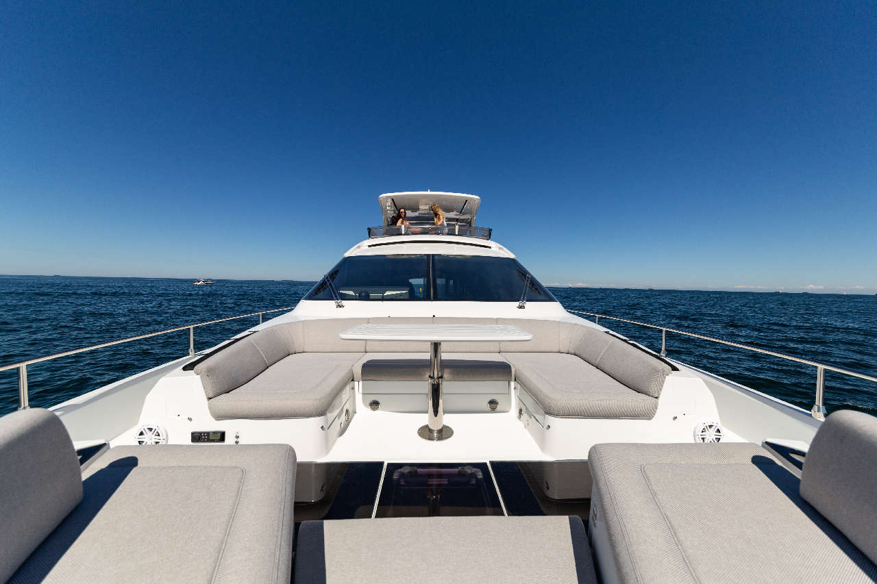 Galeon 800 FLY Cockpit image 5