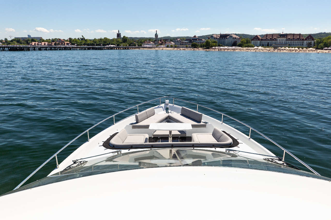 Galeon 800 FLY Cockpit image 7