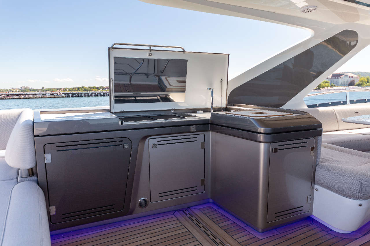Galeon 800 FLY Cockpit image 8