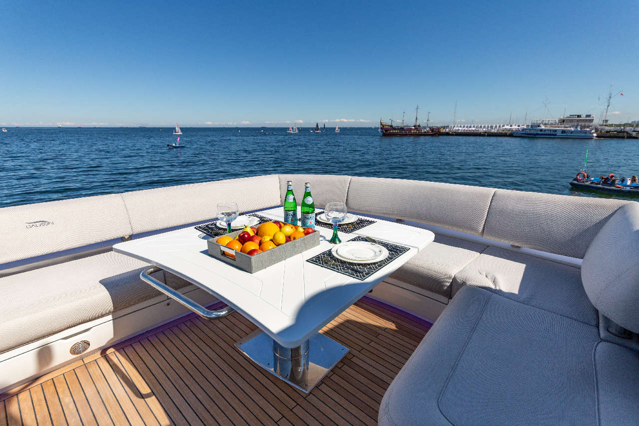 Galeon 800 FLY Cockpit image 9